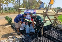 Babinsa Majalengka Bangun Sarana Air Bersih saat Kekeringan Melanda Warga