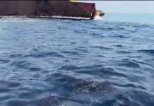 Laut Cirebon Tercemar & Menghitam akibat Tumpahan Batu Bara Dari Kapal Tongkang