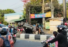 Bak Film, Hantam Pembatas tengah Jalan di Gunung Jati Cirebon, Mobil CRV Terbal