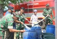 Pasokan Air Bersih TNI dan Tim Gabungan Tiba di Pasekan Indramayu