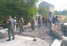 Kodim Indramayu Bersama Warga Percepat Pengecoran Jembatan Garuda