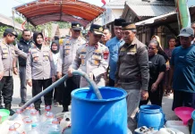 Polres Cirebon Kota Salurkan 9.000 Liter Air Bersih untuk Warga Argasunya