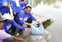 Partai Demokrat Tebar 5.000 Benih Ikan dan Tanam Pohon di Setu Pejaten Cirebon