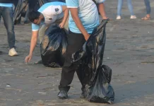 Sambut HUT ke-81 RI, Lapas Indramayu Bersihkan Pantai Tiris