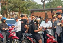 Bupati Majalengka Turun ke Jalan, Bagikan Bendera Merah Putih dan Serukan Jaga NKRI