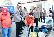Atasi Derita Kekeringan di Majalengka, Polisi dan Pemkab Salurkan Air Bersih
