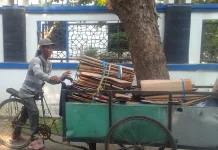Perjuangan Salim, Kayuh Gerobak Rongsok Keliling Kampung Indramayu