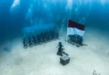 Peringati HUT ke-81 RI, PTK Kibarkan Merah Putih dan Tanam Karang di Pulisan