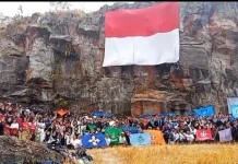 Merah Putih Raksasa Menantang Ketinggian Tebing Cisantana