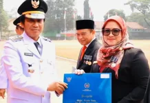 Dr Desi Isnaeni Arham Raih Satya Lencana 20 Tahun dari Presiden RI