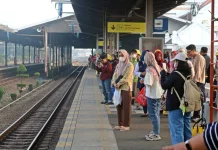 Puluhan Ribu Penumpang Bepergian dengan Kereta Api saat Libur HUT ke-81 RI