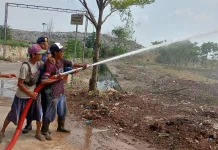 Damkar Indramayu Sosialisasi Pencegahan Kebakaran di TPA Pecuk