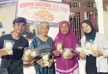 Mahasiswa Untag Cirebon Bantu Digitalisasi UMKM Kripik Gadung