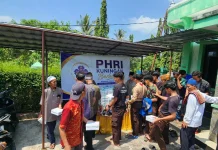 PHRI Kuningan Bagikan Ratusan Paket Makan Siang Gratis