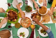 Makan Sendirian atau Bersama, Mana Lebih Baik?