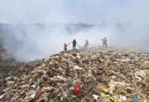 Hari Jadi Kuningan, Petugas Berpacu Padamkan Sisa Asap TPSA Ciniru