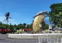 Gubernur Dedi Mulyadi Soroti Tugu Perbatasan Kuningan-Cirebon yang Kumuh