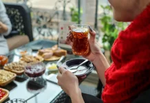 Dokter Ingatkan Minum Teh setelah Makan Hambat Penyerapan Zat Besi