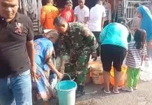 Warga Majalengka Krisis Air, Babinsa Turun Langsung Dampingi Penyaluran Bantuan
