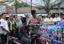 Sambut HUT Lantas ke-71, Kapolres Majalengka Bagikan 60 Helm dan Tali Asih