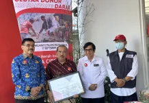 Donor Darah 100 Kali, Warga Kota Cirebon Terima Penghargaan & Hadiah Umroh