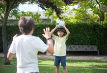 Manfaat Bermain Lempar Tangkap Bola bagi Anak Autisme