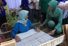 Salfok di Bazar TNI, Ny Woro Rendra Tampil Hangat di tengah Warga Majalengka