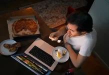 Dampak Makan Sambil Nonton bagi Tubuh
