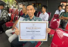 12 Pendonor Darah Sukarela di Atas 100 Kali menerima Piagam Penghargaan