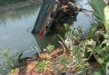 Petugas Damkar Evakuasi Minicar Terjebur di Sungai Majasari Sliyeg Indramayu