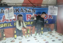 Polsek Kedokanbunder Amankan Minuman Beralkohol Dari Lapak Permainan Pasar Mala