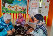 Ikat Rambut Buatan Lansia Cirebon: Melatih Motorik hingga Kelola Stres