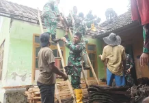 TNI-Warga Kompak Bongkar Rumah Penjaga Sekolah di Majalengka