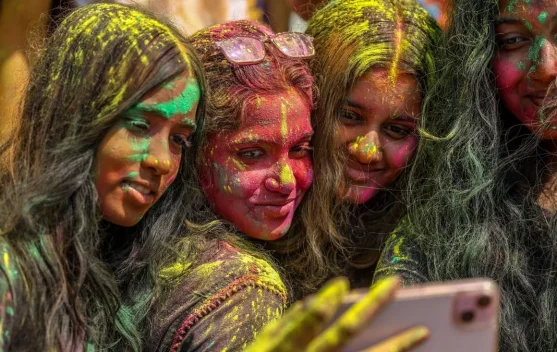 Festival Holi Warnai Musim Semi di India