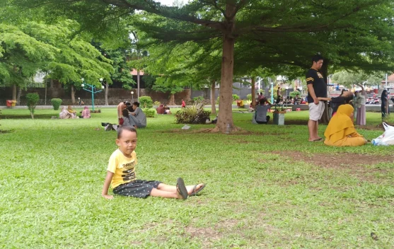 Akhir Pekan di Kota Angin: Warga Nikmati Minggu Santai di Majalengka