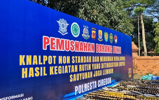 Polresta Cirebon Musnahkan Ribuan Botol Miras dan Knalpot Nonstandar