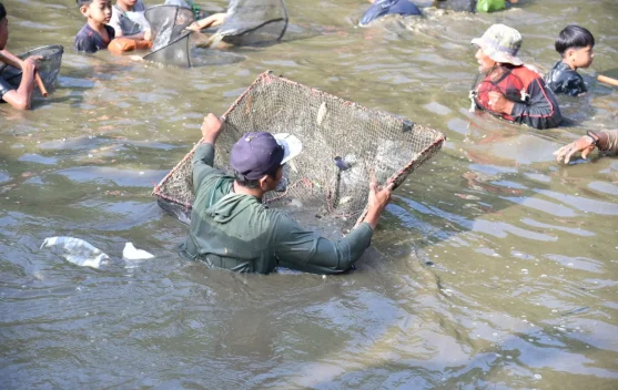 Gobyag Lauk Meriahkan Situ Arja jelang Lebaran