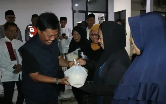 Wali Kota Cirebon Monitoring Distribusi Zakat Fitrah di BAZNAS