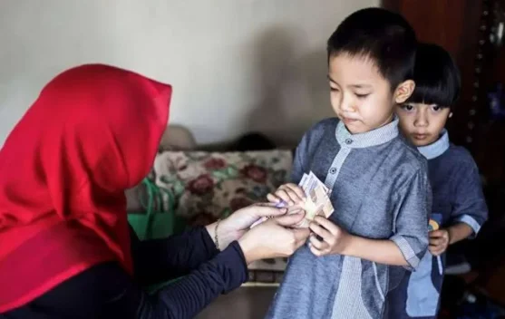 Tips Bijak Mengelola Uang THR Anak
