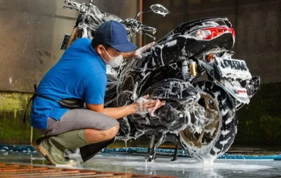 Cara Mencuci Motor yang Benar dan Aman