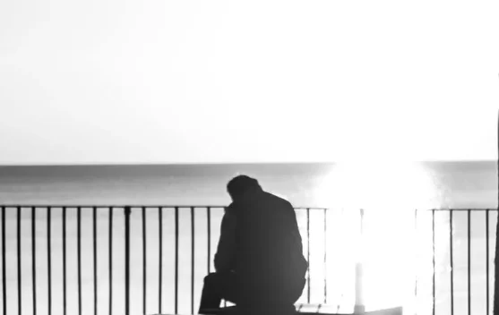 Memahami Perbedaan antara Loneliness dan Solitude
