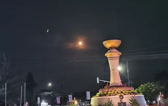 Purnama Langka Blue Moon Memikat Warga Kuningan