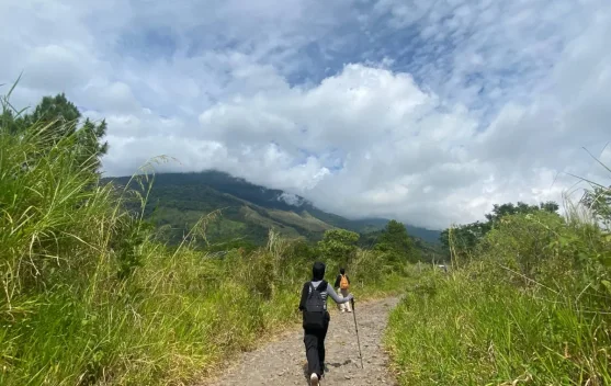 Bukit Lambosir: Destinasi Hiking Ringan dan Camping Seru untuk Quality Time