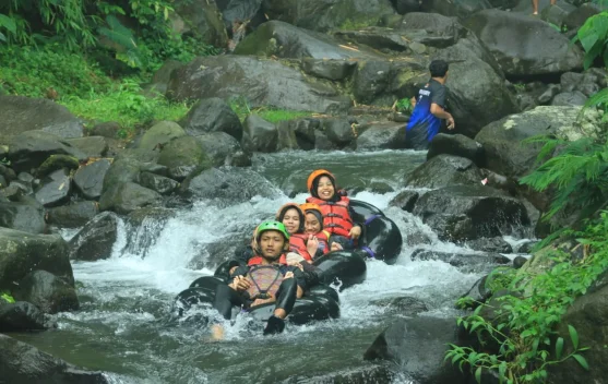 Liburan Anti Mainstream, Coba River Tubing Cikadongdong di Majalengka