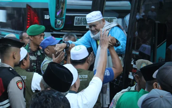 Kloter 39 Tiba di Kuningan, Kepulangan 244 Jemaah Haji Disambut Haru