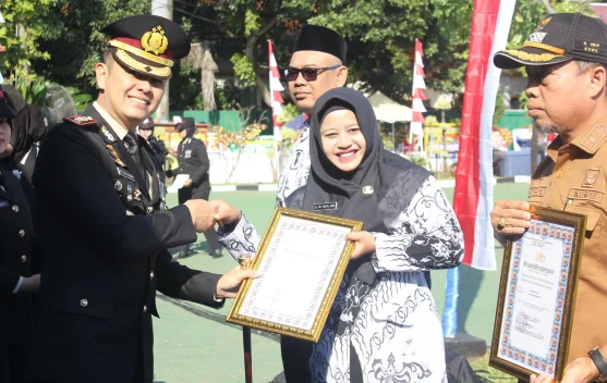 Guru Berprestasi SMPN Unggulan Sindang Indramayu Raih Penghargaan