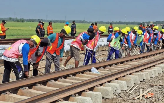 KAI Daop 3 Cirebon Perkuat Pemeliharaan Prasarana Demi Keselamatan Perjalanan