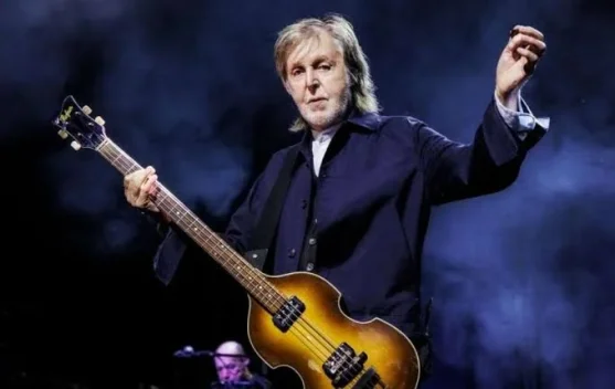 Paul McCartney Beri Kejutan untuk Wisatawan Magical Mystery Tour