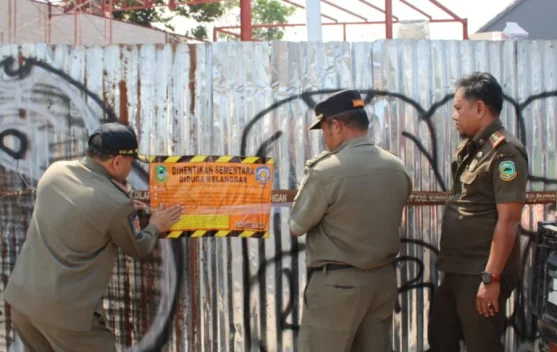 Satpol PP Kuningan Segel  Bangunan Usaha di Bundaran Cijoho