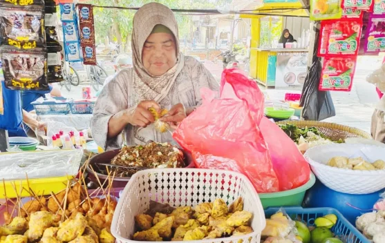 Rujak Gamel Cirebon : Sensasi Gurih Kuah Pindang Makin Diburu Pelancong